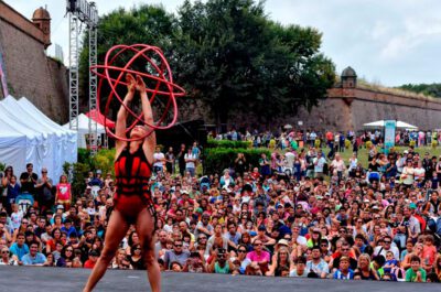 Circ, dansa i teatre omplen els carrers i places per La Mercè